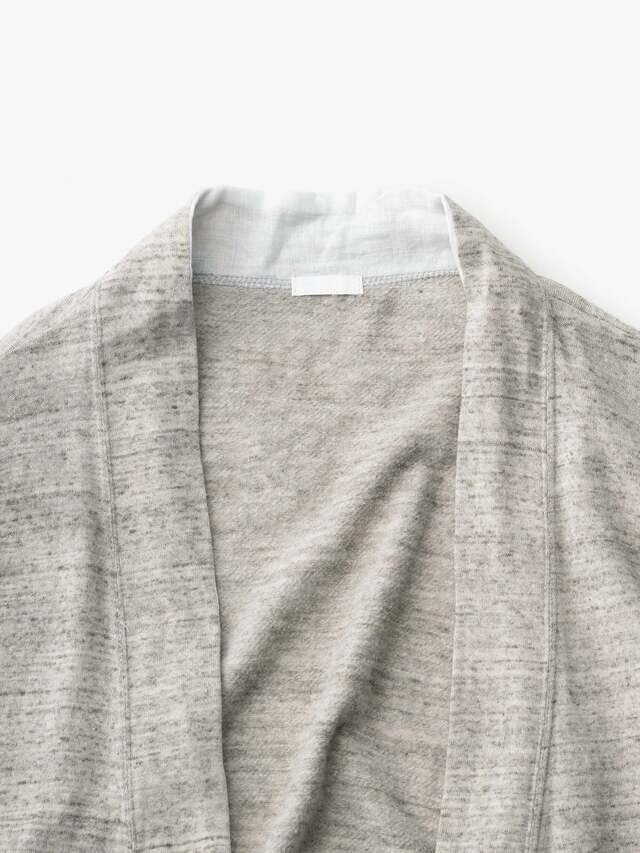 襟元や袖口の内側にはキナリの生地が付いています。