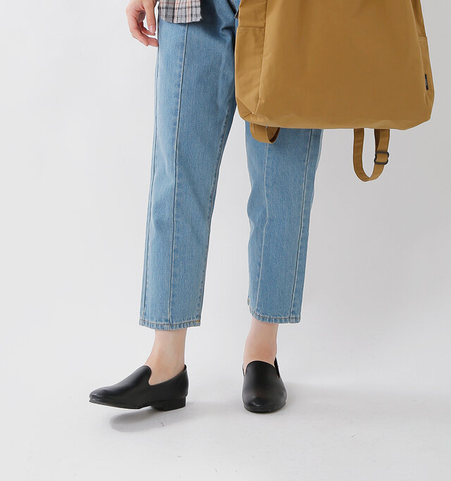 甲をしっかり覆う、
ほんのりメンズライクなデザイン。