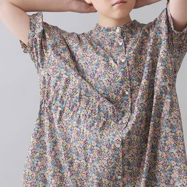 <Chive>は、細やかな草花をちりばめた可憐な小花柄。