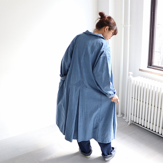ゆったりとしたオーバーサイズで、ボリュームのあるシルエットが雰囲気あります。