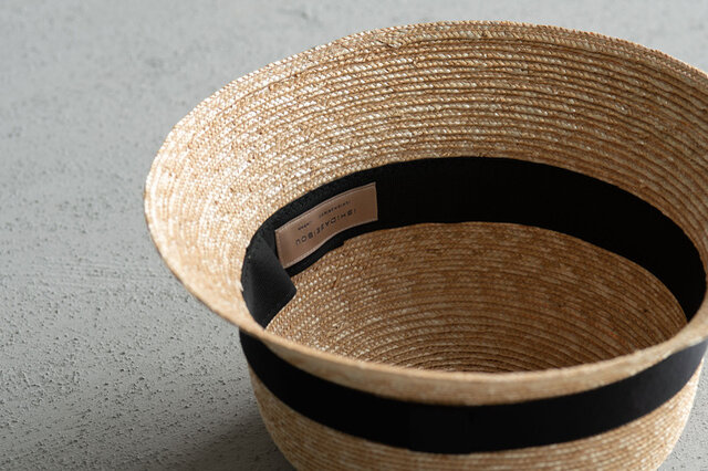 細い麦をブレードに編み込める帽子職人は、日本でも少ない。