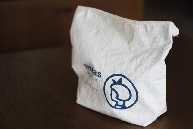 使い込んでいくと柔らかくまるで紙袋のよう。耐久性のあるタイベック素材でできているので、ガシガシと使用できます。