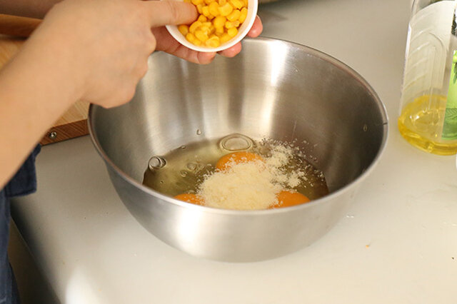 2.ボウルに卵を割り入れ、
油を切ったツナ缶、コーン、
粉チーズ、塩、胡椒を入れ
よく混ぜる。