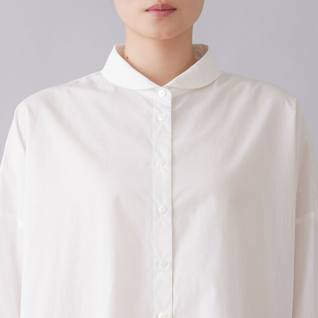 柔らかな印象を与える、小さめの丸襟。