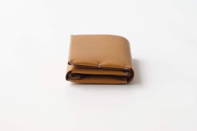 厚みを抑えた使いやすい三つ折り財布。