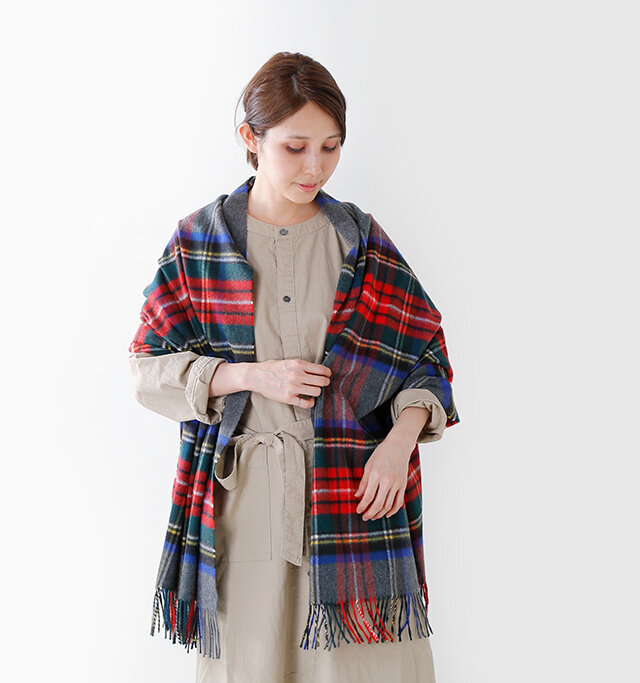 柔らかくしっとりした
最高品質のカシミヤを100%使用し、
上品な存在感を放ちます。
一度使ったら手放せなくなりそうな
まさに一生もの。
ゆったりと大きめのサイズなので
軽く羽織るだけで
優しく包み込んでくれます。
首に巻いたり、肩から羽織ったり、
ひざ掛けにしたりと
様々なバリエーションで
お楽しみいただけます。