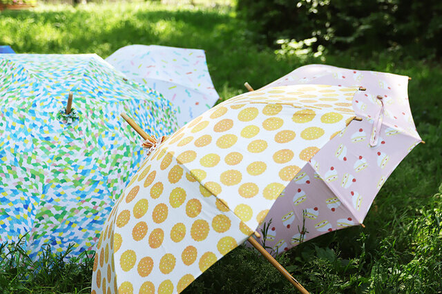 はっと目を惹く、ポップな柄の日傘たち。布小物は、少し派手かな？と思えるぐらいがちょうどいい。