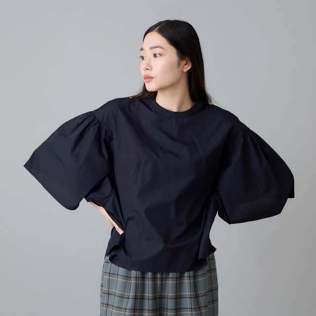 袖付けに寄せた細かなギャザーが、やわらかな立体感を演出。