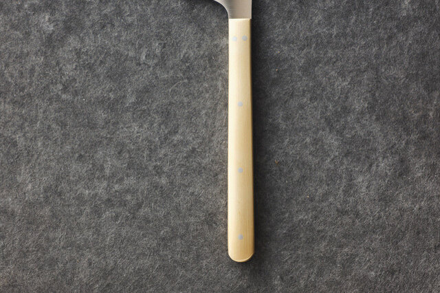 東屋のバターナイフと同じく無垢の真鍮の持ち手。使うほどに深まる味わいを目撃すべし