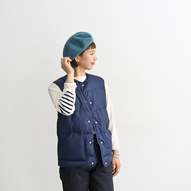 まずはダウンタイプから。
シンプルなデザインながら、ありそうでなかった薄くて軽いダウンベストです!
少し肌寒い時期はメインアウターとして、本格的な寒さにはミドルレイヤーとしても着用でき
ロングシーズン活躍するベストです!!