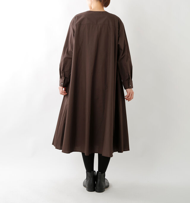バックスタイルもゆったりとしたシルエットで女性らしい雰囲気。