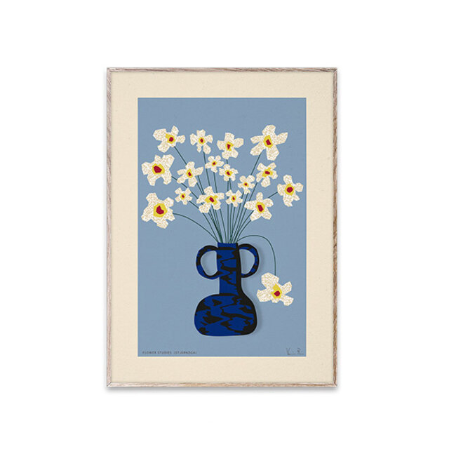 Stjärnögaはスウェーデン語で「星空」という意味。
その名を持つ花・オステオスペルマムを描いた1枚です。
ブルーの背景に白い花びらが輝き、「星空」を表現しています。

