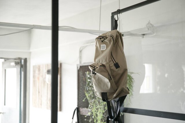FREDRIK PACKERSの金属ファスナーとレザー、光沢のある薄手のNYLONでクラシックな印象。スポーティになりすぎず、日常に溶け込みやすいデザイン。420デニールのパッククロスナイロン使用でとても軽量です。