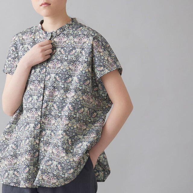 ドルマンスリーブ仕様で肩に縫い目がなく、柄の美しさが際立ちます。