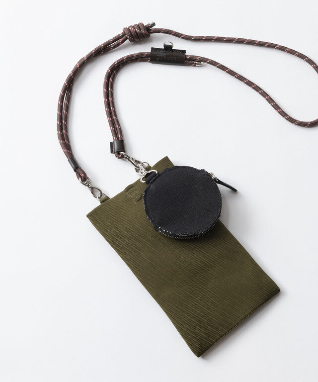 ・コードストラップ|BROWN ¥4,950
・ニットサークルポーチ|BLACK ¥5,500
・ニットスマートフォンケース|KHAKI ¥7,150
Total ¥17,600
