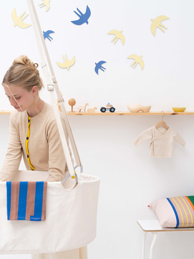 厚紙製の鳥たちは、ぺたっと貼るだけでどこでも気軽に壁面インテリアをお楽しみいただけます。