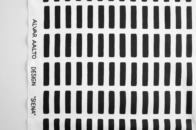 「SIENA(シエナ)」はartek(アルテック)社の創業メンバーの一人、偉大な建築家・デザイナーである「Alvar aalto(アルヴァー・アールト)」によって1954年にデザインされました。角の丸い長方形が規則的に並んだ柄は、イタリア・トスカーナに在るシエナ大聖堂の大理石の縞模様を連想させます。ヘルシンキにあるアールトの自邸でもカーテンやピアノカバーとして使われている柄です。カラー展開も全5色と豊富!インテリアに合わせて選べるのが嬉しいですね。