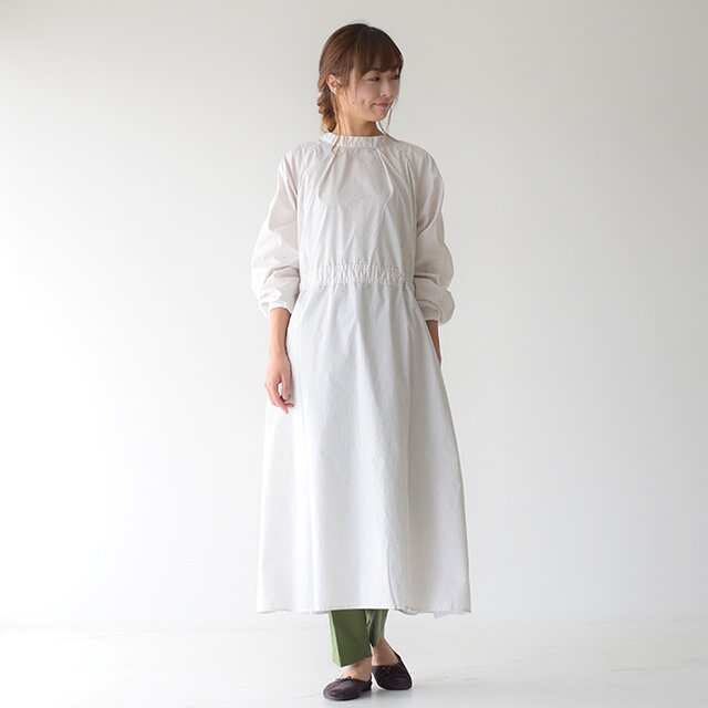 ベージュのストライプが優しく柔らかい印象の、kha:ki(カーキ)の2wayシャツワンピースに、The Shinzone(シンゾーン)のカーキのパンツを合わせて、上品でありながらカジュアルに着こなした気取らないスタイリング。
程よいゆるさと大人っぽさを兼ね備えた甘すぎない着こなしが魅力です。コーディネートは変えずに、シャツワンピースを羽織として着ても◎