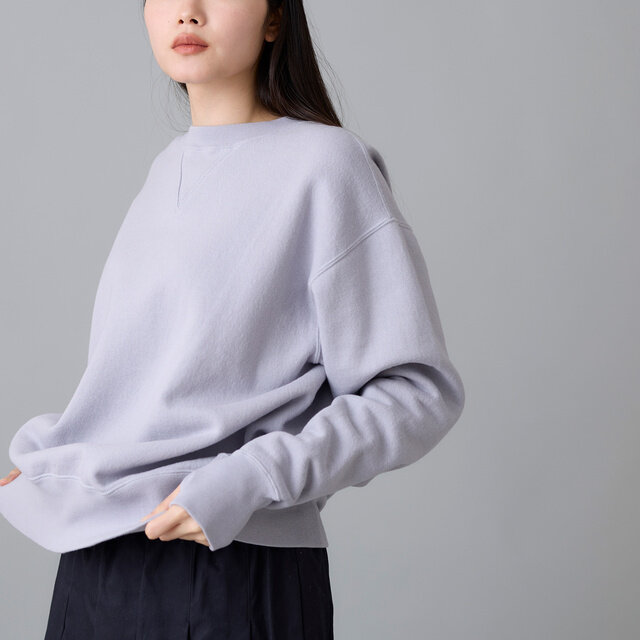 ライトグレーは、淡くやわらかな色合いが装いに自然な抜け感を添え、軽やかで上品な印象に仕上がります。