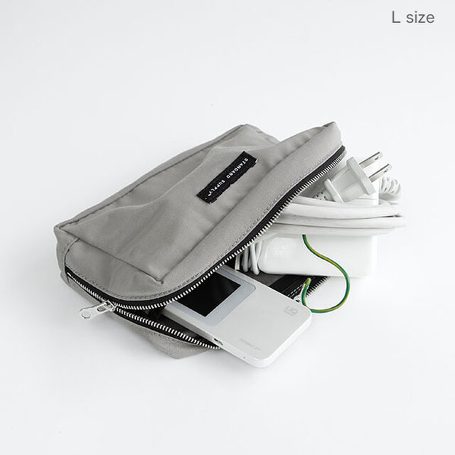Lサイズは、トラベルポーチ、コスメポーチとしてはもちろん、充電器やそのコード類の整理ポーチとしても使いやすいサイズです。内側2カ所にしきりポケット付き。
