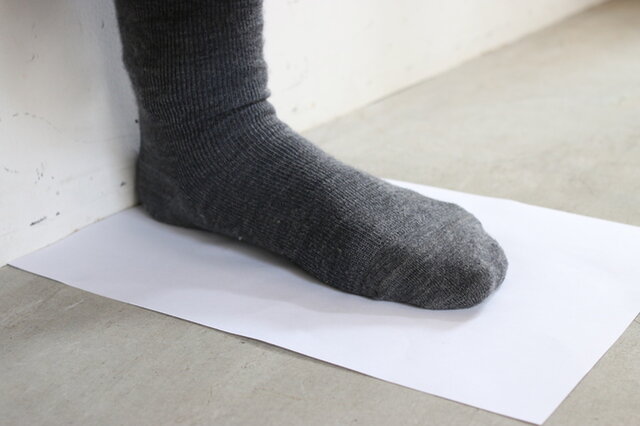 △ A：足の長さ　かかとから、一番長い足の指の先端までを測ります。
壁をつかうと便利です！
床に敷いた紙と、かかとをぴったりと壁にくっつけてください。
