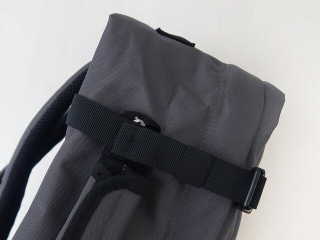 サイドのアジャスターベルトで、荷物の量に合わせて幅の調節ができるのもうれしいポイント。