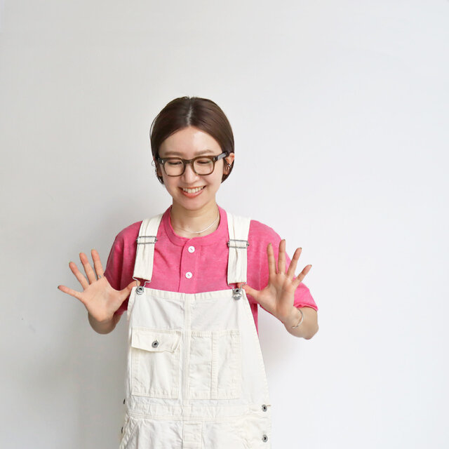 続いて、ヘンリーネックTee!
オーバーオールのインナーにもぴったりなアイテム✨
白いボタンがアクセントのヘンリーはシンプルなボトムと合わせても様になります!