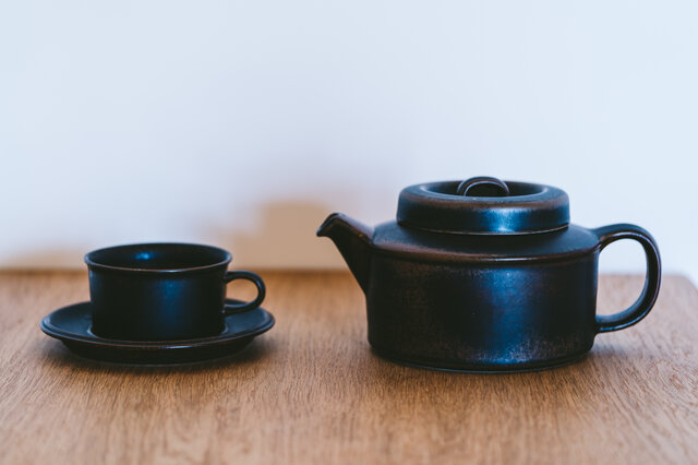 厚みがあるので保温性も◎。陶器製の茶こし付きなので、毎日のティータイムで活躍してくれますね。