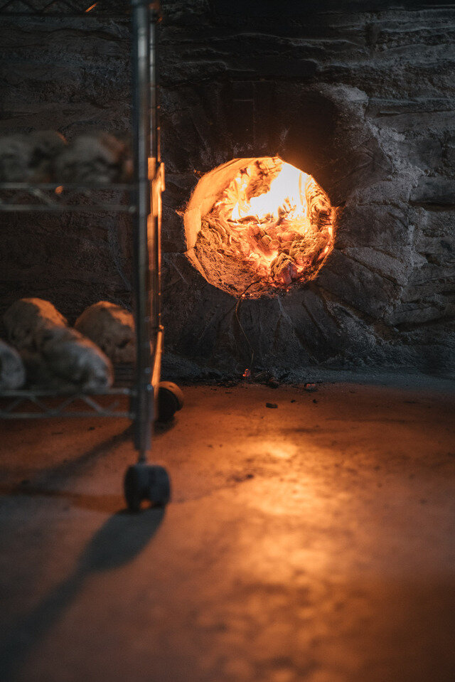  朝一番の仕事は、薪窯に火をつけること。