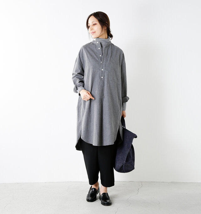 model yama:167cm / 49kg
color : mid gray / size : 12
すっきりとしたバンドカラーのネックライン。ストール等を巻きやすく、ボタンを外してインにタートルを着てもお洒落。左胸に大きなスクエアポケットを配置。フロントはプルオーバーデザインです。