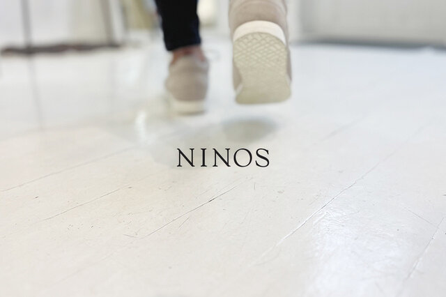 まるでイギリスのスニーカーのような端正な佇まい。
革靴の要素を取り入れたすっきりとしたシルエットが、NINOSのスニーカーの特徴です。