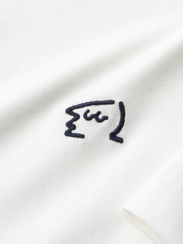 胸元には刺繍で施されたわざマートのロゴマークが。