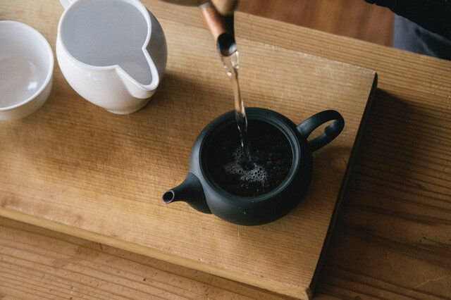 急須にお湯を注ぎます。烏龍茶には沸かしたての熱湯を使います。