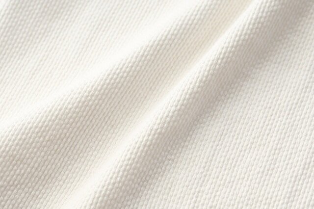 ポコポコとしたネップ（節）が備後節織の特徴。機械織りなのに手織りのような、温かみある素朴な風合いが特徴です。