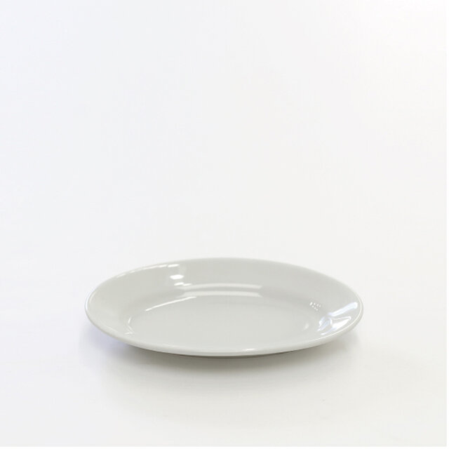 23㎝は、おつまみや前菜を盛りつけるのにぴったり。取り分け皿としても重宝します。