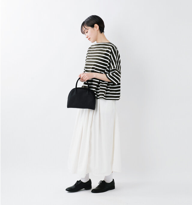 model saku：163cm / 43kg 
color : dark khaki × off white / size : M
