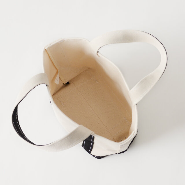 ガバッと大きく開くので中の荷物も取り出しやすく、
シンプルなデザインですので遮るものがなく荷物をポンポンと入れやすいです。