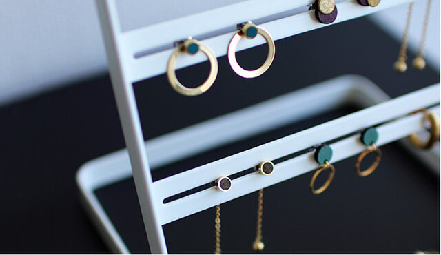 JEWELRY BY GRUNDLEDのアクセサリーは種類がたくさん。他のデザインもお楽しみください。