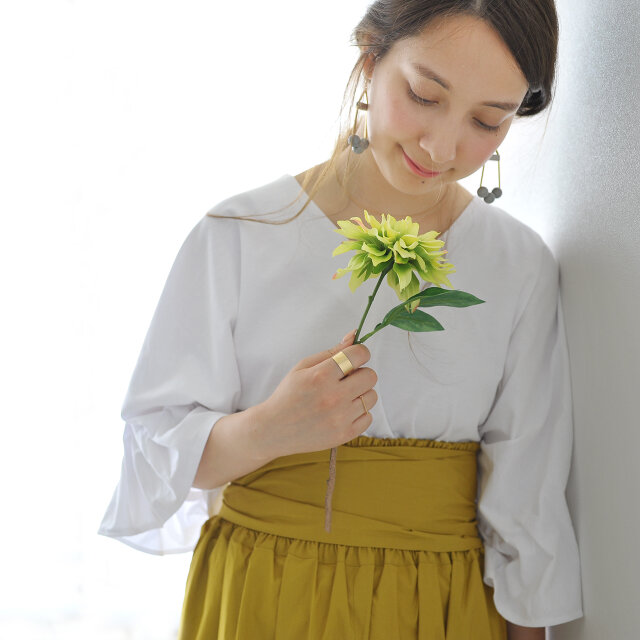 カジュアルな装いには女性らしさをプラス。
シックな装いには主張しすぎずに、さりげない可愛らしさを添えてくれます。
