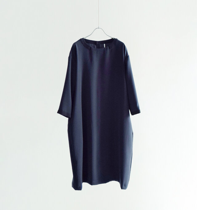aranciatoだけでしか手に入らないwhytoの人気のワンピースをリピート別注!
長めの丈感でふんわり広がるフォルムは体型を気にせず着やすく、シンプルさと落ち感のある生地がすっきりとした印象に仕上げます。シンプルながら、ほんの少しキュートさを落とし込んだデザインは大人の女性心をくすぐります。