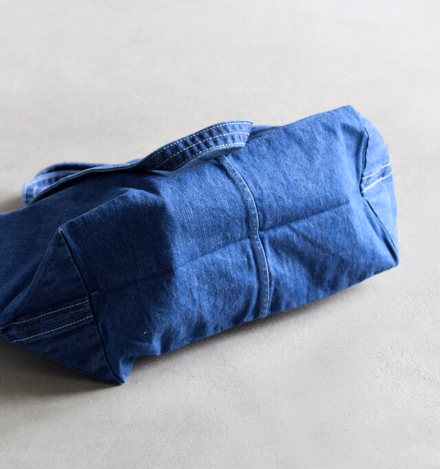 柔らかく、平らな底マチは荷物の量や形を選ばず、ぽんぽんと気軽に荷物を入れることができます。