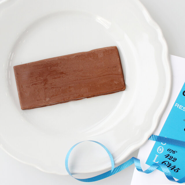 SOLで提供しているチャイをイメージしたスパイシーなミルクチョコレート。濃厚でクリーミーなミルクチョコレートと、チャイの香りがまったりととろけるように広がります。コーヒーとの相性も抜群です。