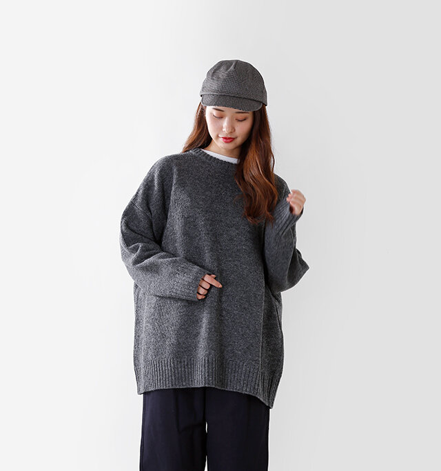 丈夫で空気を
たっぷりと含む性質の
英国羊毛を贅沢に使用した、
とても暖かなニットプルオーバー。
ざっくりと大きめサイズで
マニッシュな雰囲気で着こなせる一枚。
シンプルなデザインだからこそ、
ウールの素材が引き立つ、
シンプルで上品な大人ニットです。
