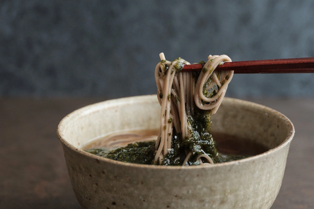 秋田の郷土食の海藻「ぎばさ」をからめて、ずるずるっ。ああおいしい。