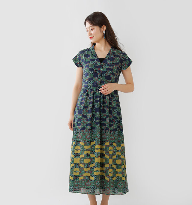 幾何学柄を組み合わせた
プリントを施した
クラシカルな雰囲気
たっぷりのマキシワンピース。
たふんわりした
Aラインシルエットで
女性らしさを演出しつつ、
落ち感のある生地で広がりすぎず、
すっきり着こなせる万能な一枚。