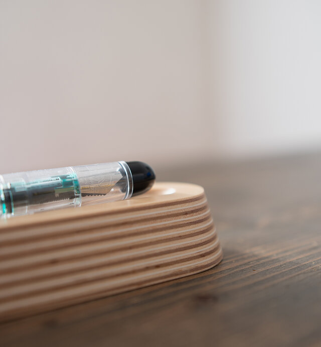 思考とペンを預けるための特等席「bank」。
厚さ2.4cmの重厚な台形のトレイが、お気に入りのペンの存在感を美しくひきたてます。