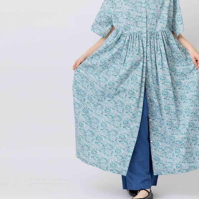 ウエスト切替からたっぷりとギャザーを施したスカート部分は、ふんわりと広がるやわらかなシルエットが魅力。