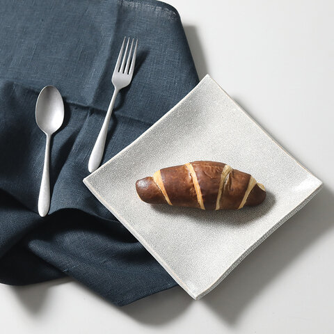 ずっしりと存在感があるお皿 sobokai|錆かいらぎ7寸四方皿 kurashisha 新生活