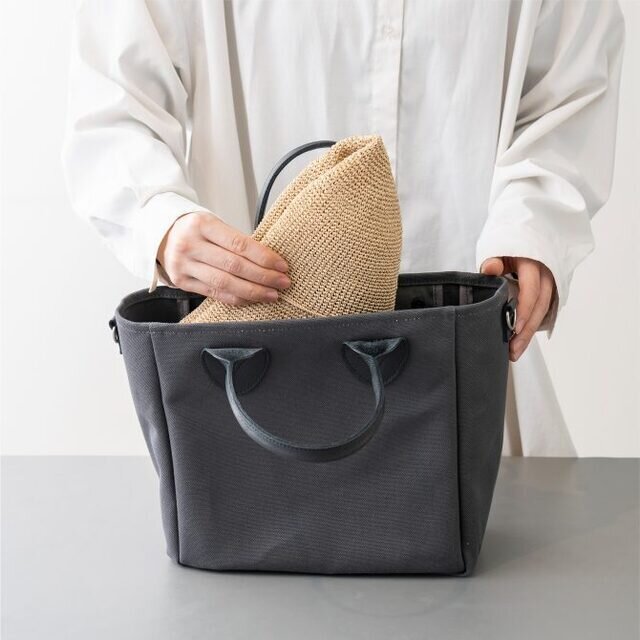 つば先にワイヤーが入っていて、畳んでバッグに入れられるポケッタブル仕様。旅行やお出かけの際も、かさばらず持ち運べます。