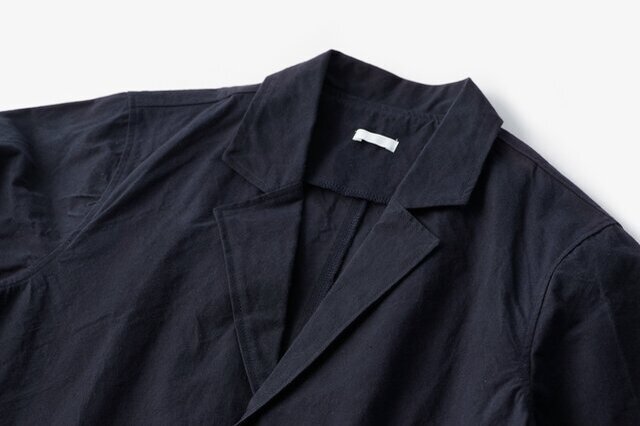 ジャケットの下にスウェット・ニットなども着られるような、余裕を持ったオーバーサイズ。